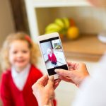 Troppe foto di figli sui social: è allarme sharenting. I consigli dei pediatri