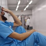 Burnout, ne soffre la metà di medici e infermieri