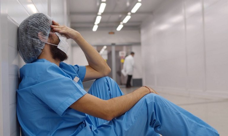 Burnout, ne soffre la metà di medici e infermieri