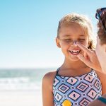 Creme e abbigliamento: i nostri alleati contro le scottature