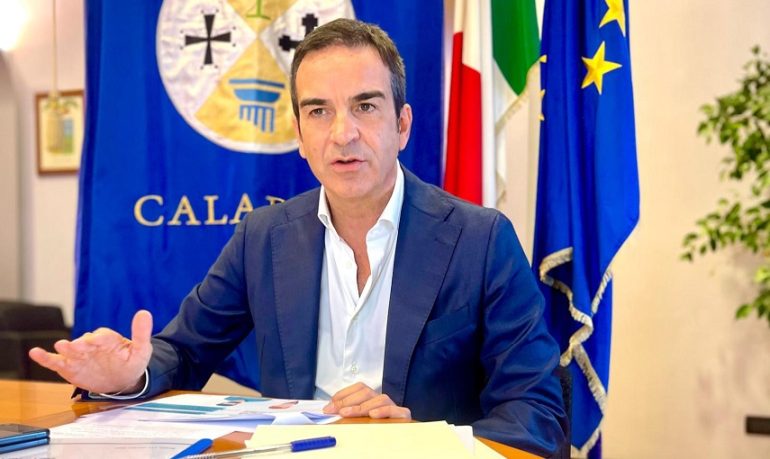 Sanità Calabria, Occhiuto difende il proprio operato e attacca la "stortura dei medici a gettone"