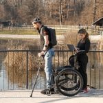 Torna a camminare dopo 11 anni: merito di un ponte digitale tra cervello e midollo spinale