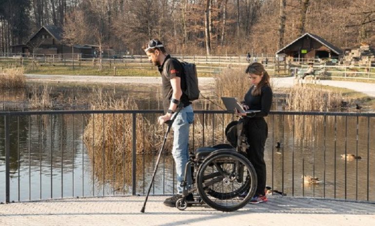 Torna a camminare dopo 11 anni: merito di un ponte digitale tra cervello e midollo spinale