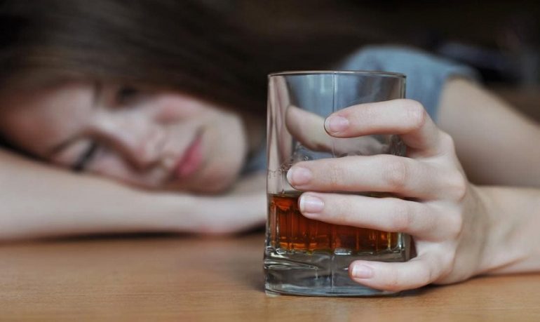Adolescenti e alcol: danni al cervello dietro l'angolo