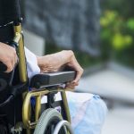 Anziana muore dopo caduta. In carcere il titolare della casa di riposo: l'aveva medicata con piselli surgelati