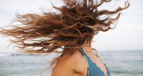 Capelli, come proteggerli durante l'estate?