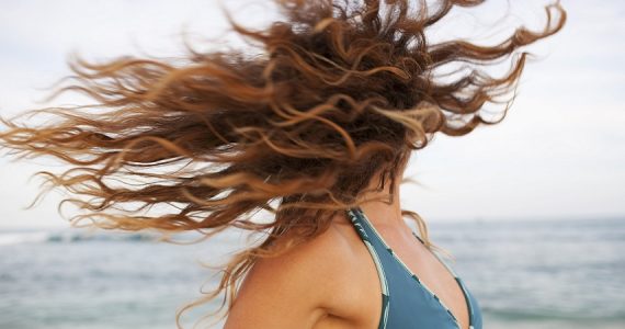 Capelli, come proteggerli durante l'estate?