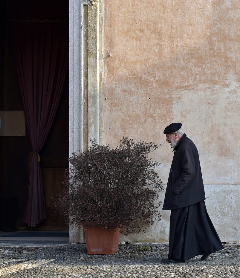 Episodio di violenza ad Afragola: Parroco aggredisce un infermiere del 118 durante un intervento di soccorso