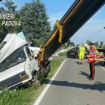 Esce di strada col camper e prende a pugni l'autista dell'ambulanza