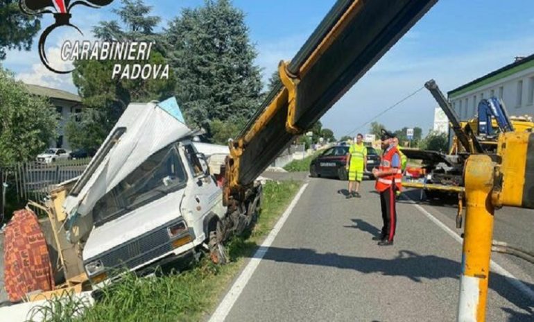 Esce di strada col camper e prende a pugni l'autista dell'ambulanza