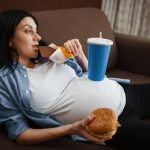 Gravidanza e cibo spazzatura: possibili danni al nascituro