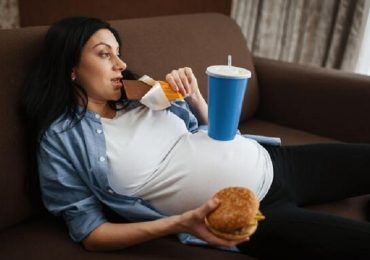 Gravidanza e cibo spazzatura: possibili danni al nascituro