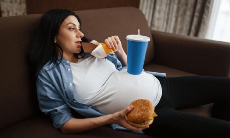 Gravidanza e cibo spazzatura: possibili danni al nascituro