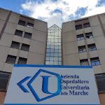 Mamma operata da sveglia per tumore al cervello. Subito dopo allatta il neonato