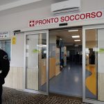 Napoli, minaccia infermiere e lancia telefonino: denunciato
