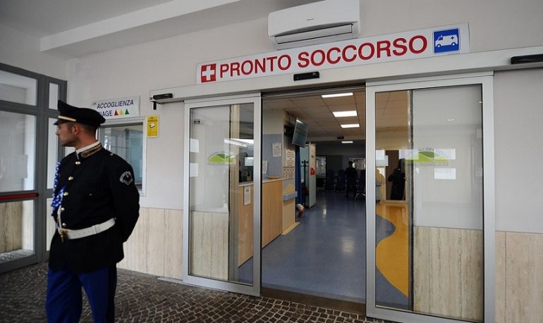 Napoli, minaccia infermiere e lancia telefonino: denunciato