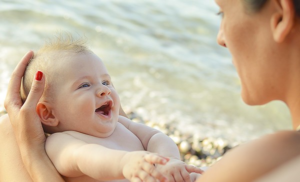I 10 consigli dei neonatologi SIN per trascorrere le vacanze estive in sicurezza