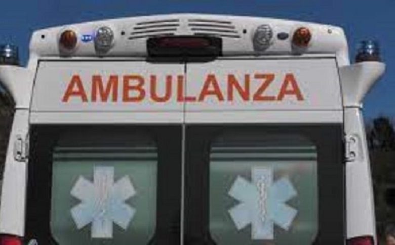 Napoli, arriva l'ambulanza: equipaggio aggredito perché intralcia il traffico