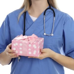 Pagare o fare regali a un infermiere o a un oss in ospedale è reato?