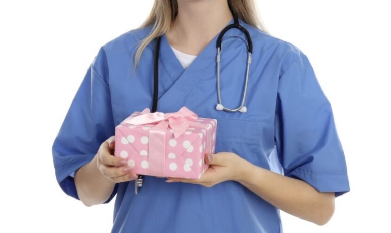 Pagare o fare regali a un infermiere o a un oss in ospedale è reato?