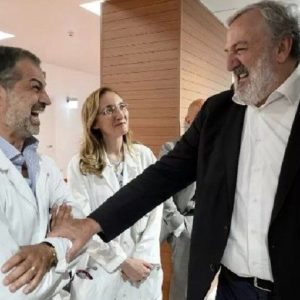 Puglia, Emiliano: "Da noi i medici saranno assunti senza concorso"