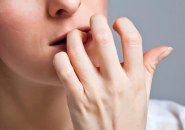 Smettere di mangiarsi le unghie o strapparsi la pelle si può: lo studio