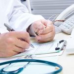Certificati di malattia falsi per un'insegnante: indagato medico