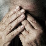 Raggirava anziane per estorcere loro denaro: arrestato infermiere ludopatico