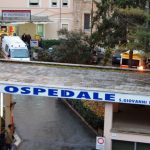 Tivoli, donna lancia bottiglie ai sanitari e danneggia ambulanze