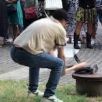 Va in pensione e distrugge il telefono in piazza: il gesto liberatorio di un medico 1