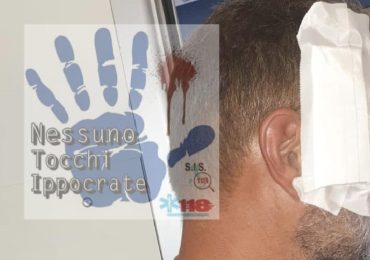 Napoli, infermiere malmenato mentre si protesta contro le aggressioni al personale sanitario