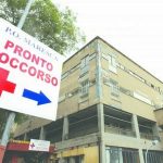 Paziente aggredisce infermiere e ruba pistola a guardia giurata: paura all'ospedale di Torre del Greco