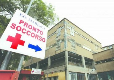 Paziente aggredisce infermiere e ruba pistola a guardia giurata: paura all'ospedale di Torre del Greco