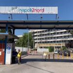 Pozzuoli, prende a schiaffi tre infermieri e tenta di strangolarne uno