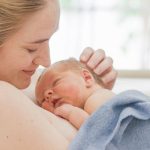 Skin to skin contact riduce disturbi gastrointestinali del bambino: lo studio
