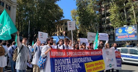 Solidarietà della Fnomceo ai medici specializzandi: "Non è un Ssn per giovani"