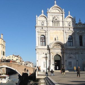 Venezia, uomo morto per "infarto" dopo il ricovero in Psichiatria: indagati due infermieri. La famiglia: "Aveva naso e zigomi fratturati"