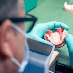 Palermo, 100 euro per una protesi dentaria gratuita: arrestati odontoiatra, odontotecnico e infermiere