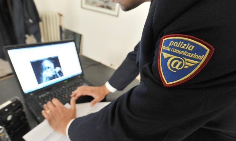 Chat con foto pedopornografiche scoperta dalla polizia postale: tra i partecipanti, medici e membri delle forze armate
