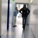 Infermiere sfreccia in monopattino tra i corridoi dell'ospedale di Capri: sospeso