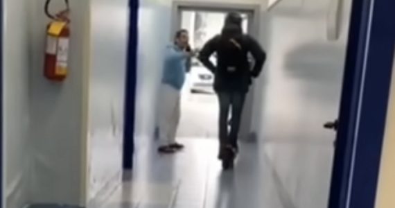 Infermiere sfreccia in monopattino tra i corridoi dell'ospedale di Capri: sospeso