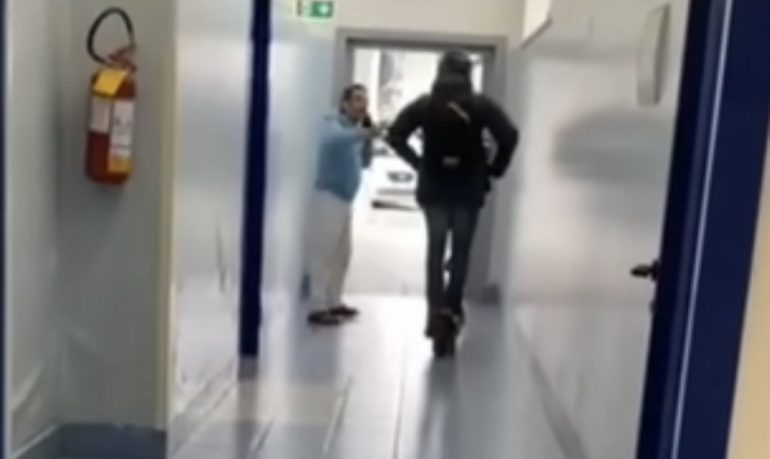 Infermiere sfreccia in monopattino tra i corridoi dell'ospedale di Capri: sospeso