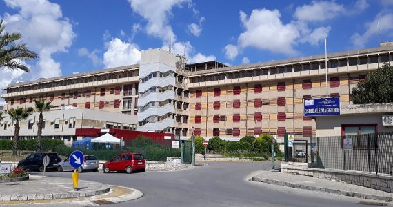 Modica (Ragusa), paziente si suicida in ospedale: indagati due infermieri e un medico