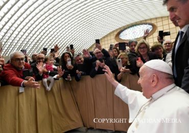 Papa Francesco lancia l'allarme sulla sanità italiana. Ma fa arrabbiare veterinari e animalisti
