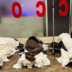 Pazienti per terra al Pronto soccorso del Galliera di Genova: sanità ligure nel caos