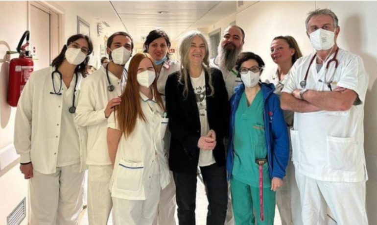 Bologna. Patti Smith si riprende dopo il malore: “Ringraziamenti commossi a medici e infermieri”