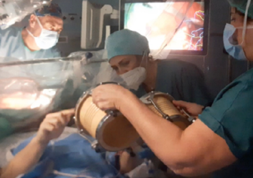 Chirurgia da sveglio: a Cremona un paziente suona durante la rimozione di un tumore cerebrale