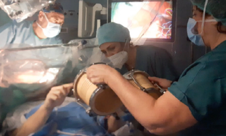 Chirurgia da sveglio: a Cremona un paziente suona durante la rimozione di un tumore cerebrale