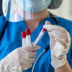 Covid, torna il test per le persone con sintomi che accedono a ospedali e Rsa