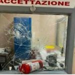 Inferno al pronto soccorso: uomo armato di estintore semina il terrore tra operatori e pazienti 1